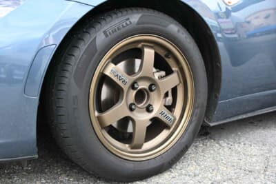 マツダ ロードスター:ホイールは定番となるレイズのTE37を装着。ただし、右側の2本はホワイトなのに対して、左側の2本はブロンズ。左右を見比べて、初めて気づくというユニークなカスタムです