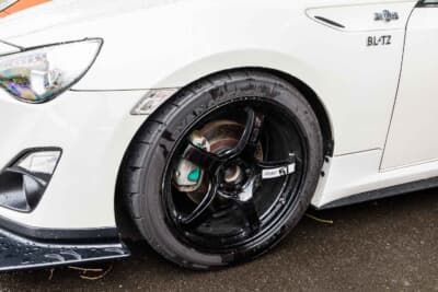 トヨタ86:RAYSグラムライツ57CRのホイールに、ADVANネオバAD09(245/40R18)を装着