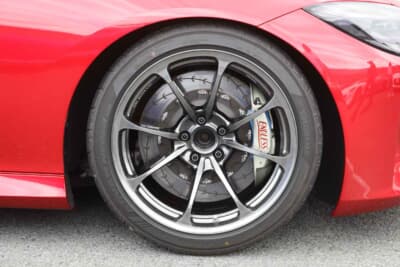 日産 フェアレディZ：ホイールはRAYS NE24をチョイス。ENDLESSのキャリパーが顔を覗かせる