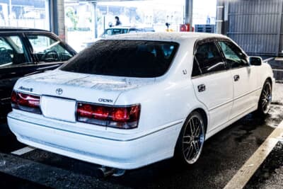 トヨタ クラウン アスリートV:アスリートVの特徴である丸型6連リアコンビネーションランプが存在感を放つ