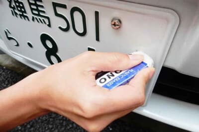 どうしても汚れが落ちない場合は消しゴムを使う