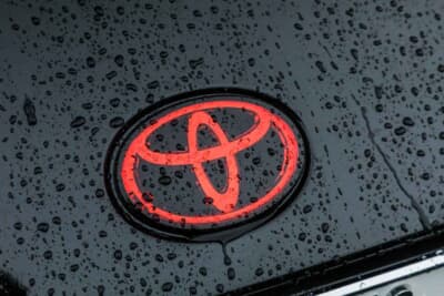 トヨタ GR86:ブラック&レッドのコーディネイトに合わせて前後のトヨタエンブレムもレッドに変更