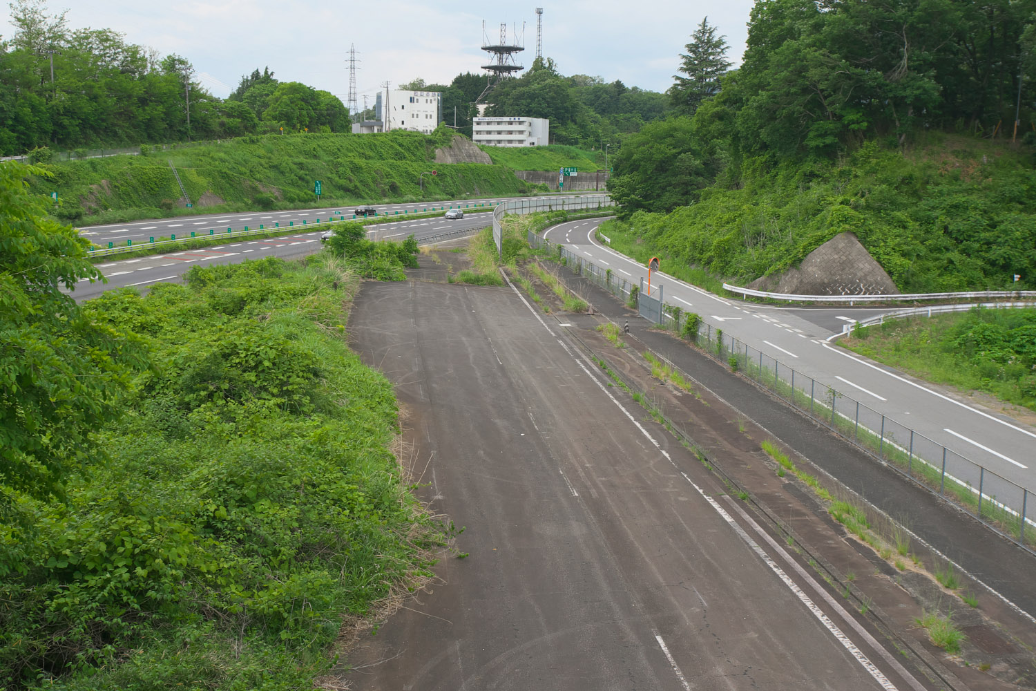 今も残る中央自動車道の「廃道」区間！談合坂SA付近で見た時代の変遷の