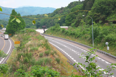 右奥の白い部分が、今須トンネルができる前の旧ルートへの分岐点