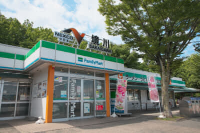 境川SA下りの外観。一見するとコンビニのようだ