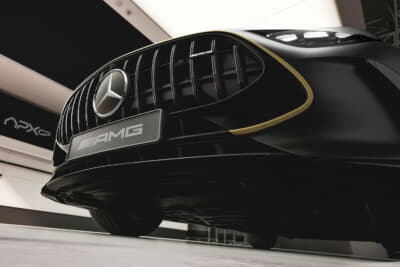 メルセデスAMG GT 63 4MATIC+ APXGP エディション：ラジエターグリルにはレースゴールドのアクセントがあしらわれる