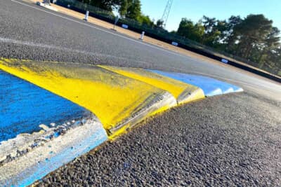 テレビでは分からない縁石の角度。実際見ると結構とんがっていて高さかもあります