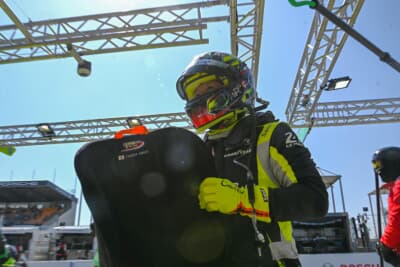 ドライバー交代後、マシンから降りたばかりの木村武史選手