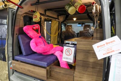 オートショップベストワン グランディ プラモ：後部左側にベッドマットを装備し、就寝と座位を楽しめる