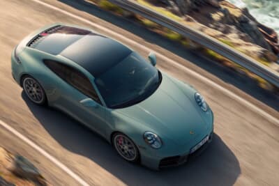 911カレラ4Sクーペは、スポーツクロノパッケージを装着した場合、0-100km/h加速はわずか3.3秒と驚異的な俊足ぶりを示し、最高速度は308km/hに達する