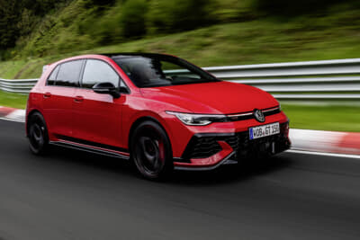 フォルクスワーゲン ゴルフGTI エディション50：ニュルブルクリンク北コースでは、プロドライバーのベンジャミン・ロイヒター氏によって7分46秒13という最速ラップタイムを記録。これはフォルクスワーゲン市販モデル史上最速の記録である