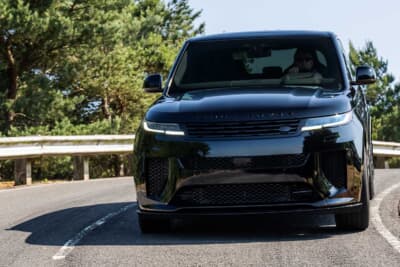 レンジローバー スポーツSVブラック:専用開発された4.4L V8ツインターボMHEVガソリンエンジンを搭載。最高出力は635ps、最大トルクは750Nmと圧巻の数値を誇る
