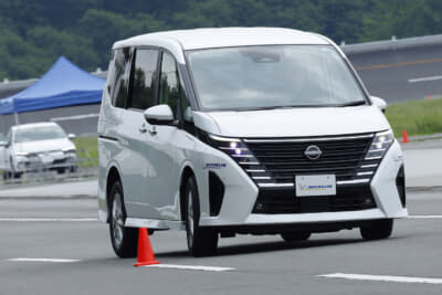 プライマシー5：セレナでパイロンスラロームすると、しっかり感がありステアリング操作に忠実にクルマの向きを変えられる