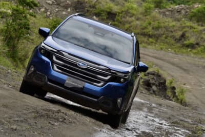 フォレスター プレミアムS:HEV：19インチホイールにオールシーズンの235/50R19タイヤを装着。鋭い石がゴロゴロしているオフロードでは、タイヤのサイドをカットするバーストが心配