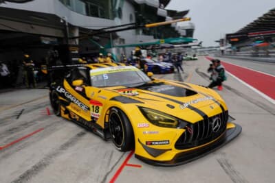 26周にピットインしたUPGARAGEは遥か前方でコースに合流。これで首位が再び入れ替わった