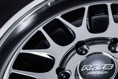 ホムラ 2x9L-RA JET ブラックエディション：奥深さと高級感を引き立てるグラデーションセンターキャップ。ナローなサイズ感を払拭するべく、リムはできるだけ深くなるよう設計