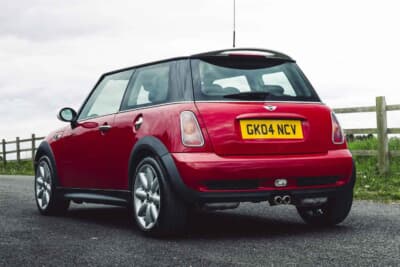 4725英ポンド(邦貨換算約93万円)で落札されたBMW「ミニクーパーS」(C)iconicauctioneers