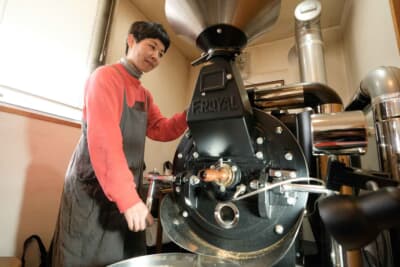 ジュンさんの挽く自家焙煎のコーヒーが好評である新居浜市荷内浜にあるカフェ“みんなのコーヒー”。夕景を楽しむにも絶好のロケーション、サイクリングのメッカであるしまなみ街道から足をのばす人も多いそうだ
