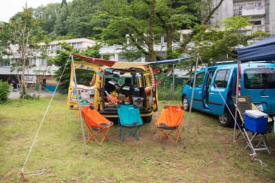 デイキャンプのためのセット。こちらのタープも“gonさん”お手製のものでトリコロールカラーに仕上がっていてイベントなどでは大活躍だそうだ