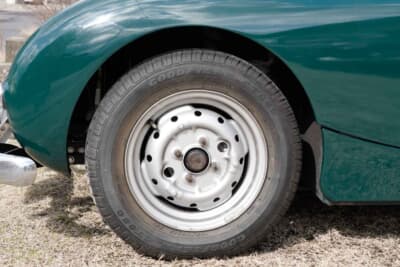 オースティンヒーレースプライト Mk.I：オリジナルのスチールホイールに合わせるタイヤ幅は145サイズ。軽量ボディには十分なサイズなのだ