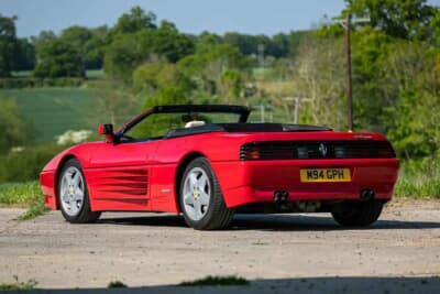 5万6250英ポンド（邦貨換算約1100万円）落札されたフェラーリ「348スパイダー」（C）iconicauctioneers