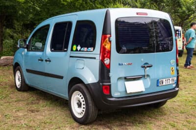 ルノー カングー：前期モデルのリアは、後期とはテールランプのデザインが若干異なる。丁寧に乗り続けられたことがうかがえるボディの状態から、カングーへの愛情が伝わってくる