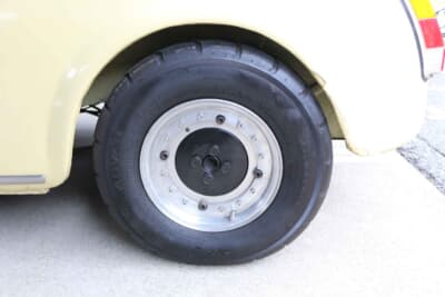 フィアット 500：10インチホイールに組み合わされているのは、前後とも165/70R10サイズのアドバン032R