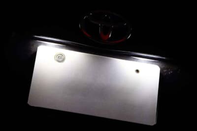 ナンバーの白を際立たせる方法として、リアに関してはナンバー灯の交換もオススメだ