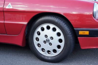 アルファ ロメオ スパイダー シリーズ3:現在の新谷さんで3人目のオーナーとなる1989年式アルファ ロメオ スパイダー シリーズ3。純正ホイールにミシュランXM1を装着し、各部はオリジナルを良好に保つ