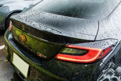 トヨタ GR86:ブラックボディにはGRパーツのフロントスポイラー、サイドスカート、リヤバンパースポイラーを装着。マフラーはリアバンパーに合わせて4本出しのトラスト製に交換している。足まわりはTEINの車高調をチョイスしている