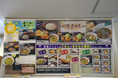 定食メニューはご飯のおかわりが無料と書かれている