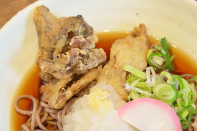 揚げたての舞茸天からはおいしいエキスが溢れ出る