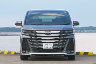 ヴェルファイアPHEVのフロントビュー