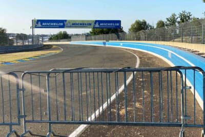 ポルシェカーブを曲がったら、ここからサルトサーキットへの入り口です。レース後は立ち入れないようにフェンスが建てられています