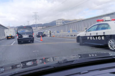 通報先は、事故を伴わない故障なら道路緊急ダイヤル（#9910）が一般的だ