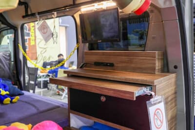 オートショップベストワン グランディ プラモ：後部右側にスライドテーブル付きキャビネットを装備