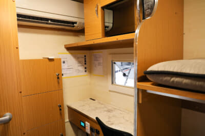 ホワイトトップ：電子レンジや机も常設。エアコンは家庭用を装備