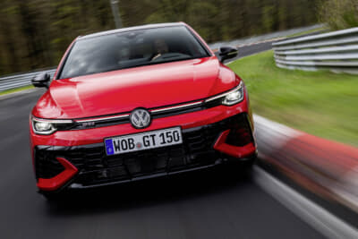 フォルクスワーゲン ゴルフGTI エディション50：ニュルブルクリンク北コースでは、プロドライバーのベンジャミン・ロイヒター氏によって7分46秒13という最速ラップタイムを記録。これはフォルクスワーゲン市販モデル史上最速の記録である