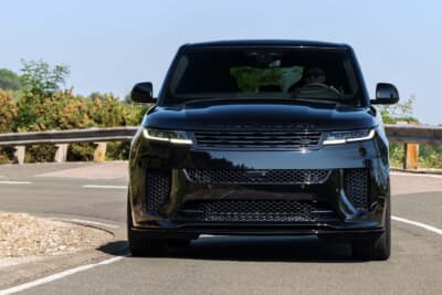 レンジローバー スポーツSVブラック:専用開発された4.4L V8ツインターボMHEVガソリンエンジンを搭載。最高出力は635ps、最大トルクは750Nmと圧巻の数値を誇る