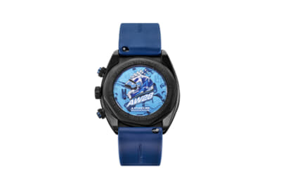 UNDONE カルボノ：日本製のTMI VK64メカニカル・クォーツハイブリッドフライバッククロノグラフムーブメントを搭載。ケース素材には316Lステンレススチールを使用し、風防にはサファイアクリスタルが採用されている