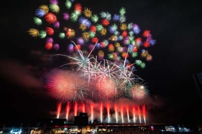 2025 岡山国際サーキット花火大会 produced by 磯谷煙火店：30cmの大玉がサーキット内から打ち上げられる