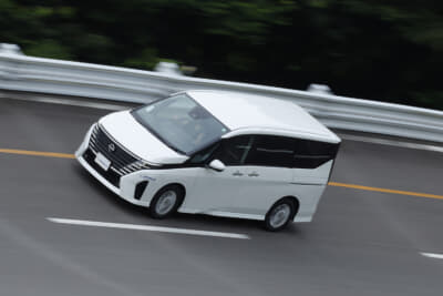 プライマシー5：高速周回路を走行すると、しっかり感が伝わってくる。ミニバンこそ大切な性能だ