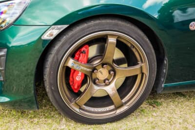 トヨタ 86：ホイールもブロンズの専用純正ホイールの雰囲気を壊さないよう、ADVAN レーシングTC-4のブロンズカラーをチョイスしている