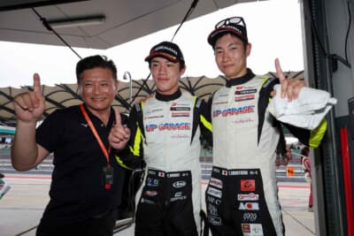 左から石田誠監督、小林崇志選手、野村勇斗選手（TEAM UPGARAGE）