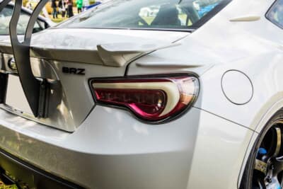 スバル BRZ：Sグレードの純正ウイングも装着している