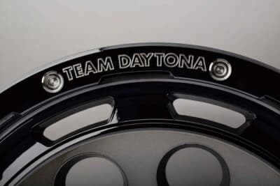 チームデイトナ D9：独自のA.M.T製法で刻まれた「TEAM DAYTONA」のマシニングロゴが、リムフランジのアクセントに