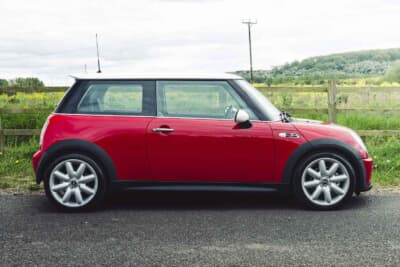 4725英ポンド(邦貨換算約93万円)で落札されたBMW「ミニクーパーS」(C)iconicauctioneers