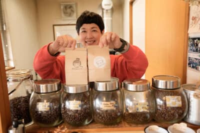 ジュンさんの挽く自家焙煎のコーヒーが好評である新居浜市荷内浜にあるカフェ“みんなのコーヒー”。夕景を楽しむにも絶好のロケーション、サイクリングのメッカであるしまなみ街道から足をのばす人も多いそうだ