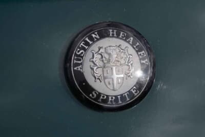 オースティンヒーレースプライト Mk.I：すっかり色は飛んでしまっているフロントエンブレムであるが、それ以外は良好な状態を保っている