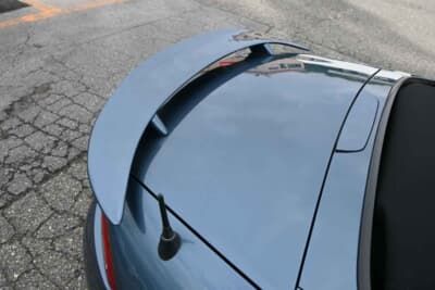 マツダ ロードスター:ウイングにストップランプがついているため、トランクリッドの上にある純正のランプは、ふさがれていました